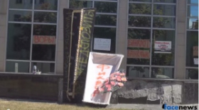 Украинские вкладчики принесли под банк народного депутата гроб