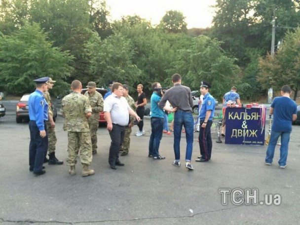 У Києві влаштували облаву на "мажорів" і почали вручати їм повістки