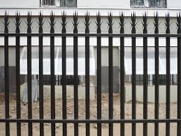 Вокруг избирательного штаба Корбана в Чернигове соорудили железный забор