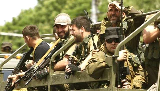 Кадирівці показали, як утримують українських полонених (ВІДЕО) 18+