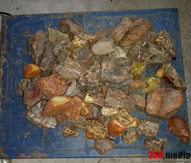 ВОЛЫНСКИЕ ГАИШНИКИ ОРГАНИЗОВАЛИ НЕЗАКОННУЮ ДОБЫЧУ ЯНТАРЯ