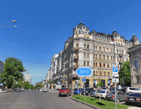 Киевлянка пострадала от обвалившегося с "дома Кличко" куска бетона