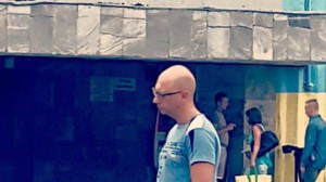 В Києві біля метро люди з подивом впізнавали сумного Яценюка