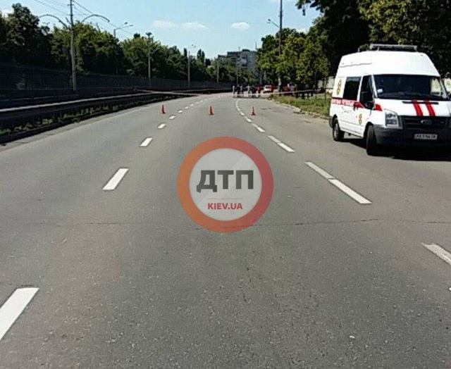 В Киеве на проезжей части образовался огромный провал