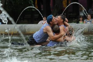 “Белочки в фонтанах”: Як п’яні росіяни гуляли день “ВДВ”