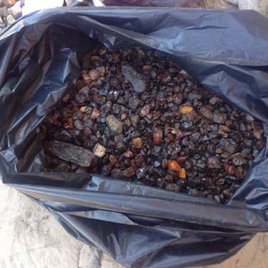 На Житомирщині СБУ вилучила у скупника 230 тисяч доларів та 23 кіло бурштину