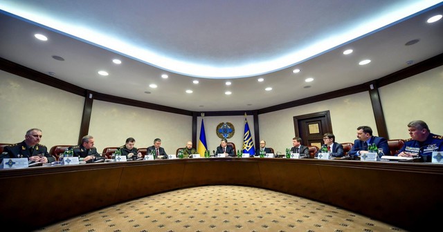 Порошенко экстренно созвал Военный кабинет