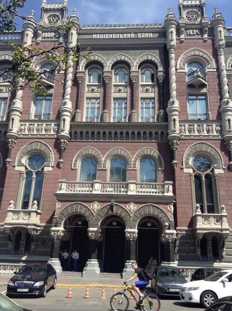 "Финансовый майдан" сдался: вход в НБУ свободный