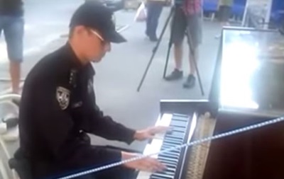 Киевский патрульный сыграл на уличном рояле "Apologize"