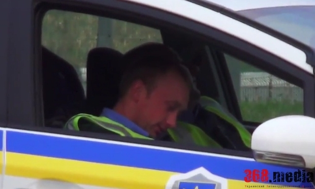 ОДЕССКИЕ ГАИШНИКИ, «ЗАСНУВШИЕ В МАШИНЕ», ОБЩАЛИСЬ И ЗАПОЛНЯЛИ ПРОТОКОЛ