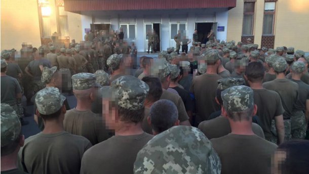 Фотофакт: солдати вистоюють довжелезну чергу, щоб поїсти