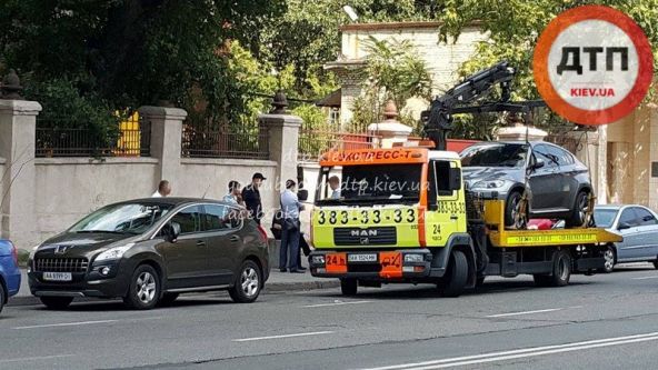 ПАТРУЛЬНЫЕ ПОЛИЦЕЙСКИЕ В ЦЕНТРЕ КИЕВА АКТИВНО ЭВАКУИРУЮТ АВТО НАГЛЫХ ВОДИТЕЛЕЙ, ЗАБЛОКИРОВАВШИХ ОСТАНОВКУ НА ЛЬВА ТОЛСТОГО. ПЕРВЫМ ПОДНЯЛСЯ BMW X6