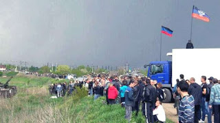 Пенсіонери влаштували страйк на трасі з Донецька: «ДНР забирайся!»