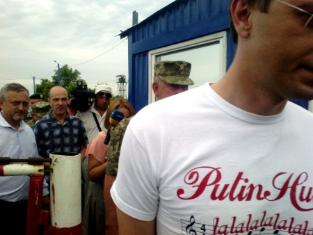 Украинский чиновник на границе с Крымом появился в футболке с надписью о Путине
