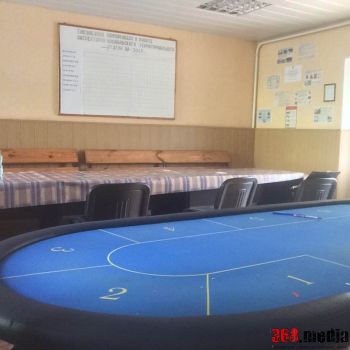 ИНСПЕКТОРЫ ИЗМАИЛЬСКОЙ РЫБООХРАНЫ ВЫПИВАЛИ И ИГРАЛИ В ПОКЕР ПРЯМО НА РАБОТЕ