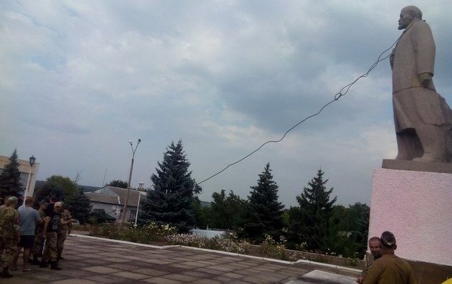 В Херсонской области после похорон бойца АТО свергли памятник Ленину