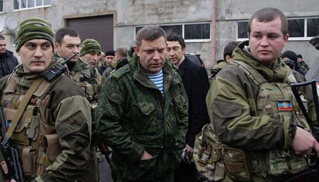 В оточенні Захарченка щільно працює група «ввічливих людей»