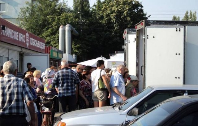 Вилкул выдает горожанам талоны на еду