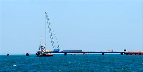 Остров Тузла уже соединили с материковой Россией