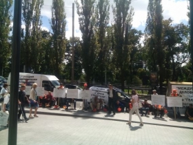 50 будівельників пікетують п’ятизірковий готель "Хілтон"