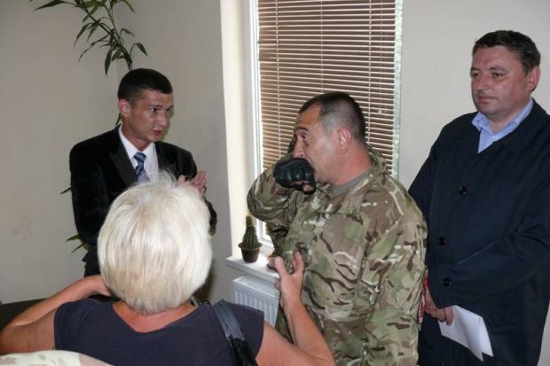 “Правий сектор” і “Самооборона” принесли труну керівникові “Опозиційного блоку” на Прикарпатті