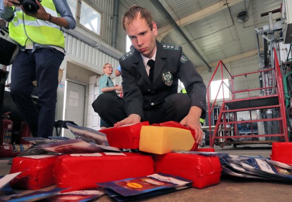 В России таможенники предложили сажать за ввоз запрещенной еды