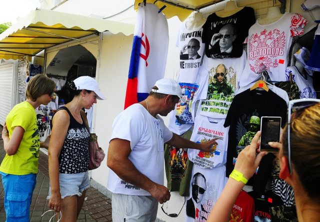 Почему россияне носят футболки с Путиным