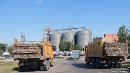 Мародеры. Оккупанты разбирают и вывозят из Крыма в Россию посадочную полосу для «Бурана»