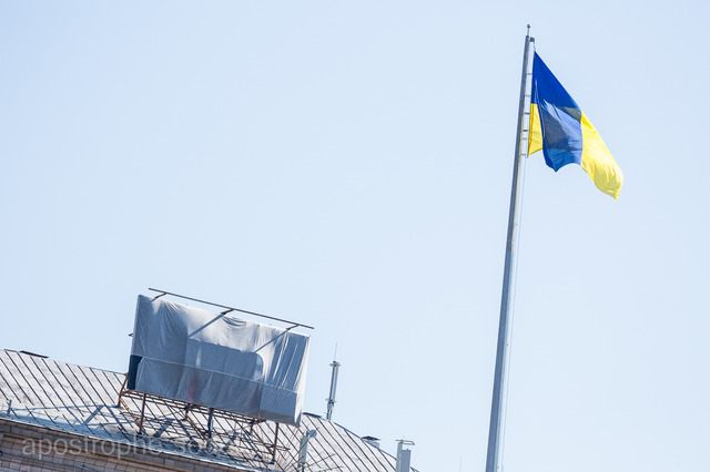 На Майдане на время парада рекламу замотали в тряпки: опубликованы фото