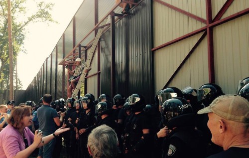 Под Киевом активисты атаковали поместье зажравшегося коммуниста Калетника. ФОТОРЕПОРТАЖ