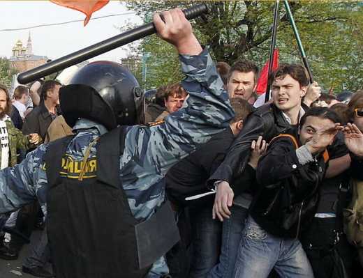 "Здесь вам, с..ки, не Украина!" — путинские полицаи кошмарят крымчан и севастопольцев (видео)