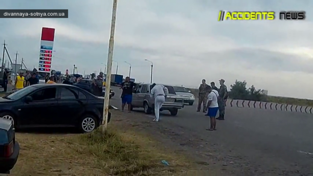 Началось ! На границе с Крымом серьезные разборки между таксистами (Видео)