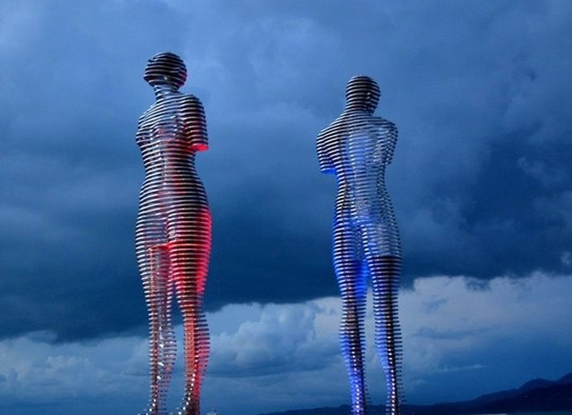 В Батуми разрушили всемирно известную движущуюся статую Али и Нино (фото)