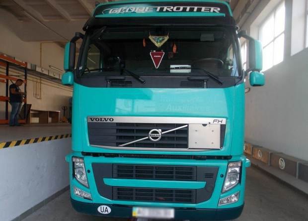 Закарпатские пограничники задержали крупную партию контрабандных сигарет