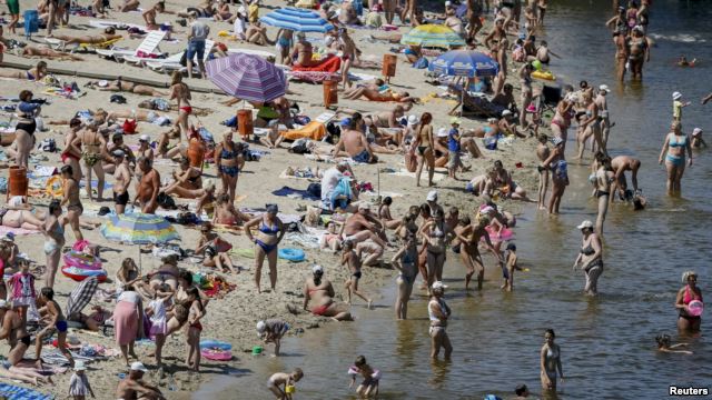 СЕС Києва тимчасово заборонила купатися на 11 пляжах