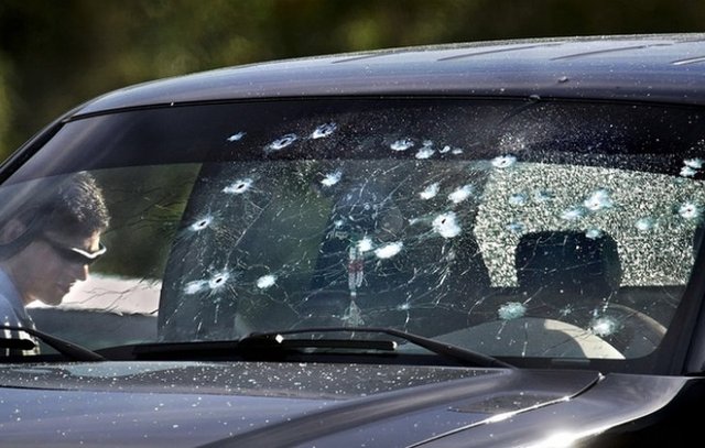 Дерзкое нападение. Преступник расстрелял из автомата автомобиль