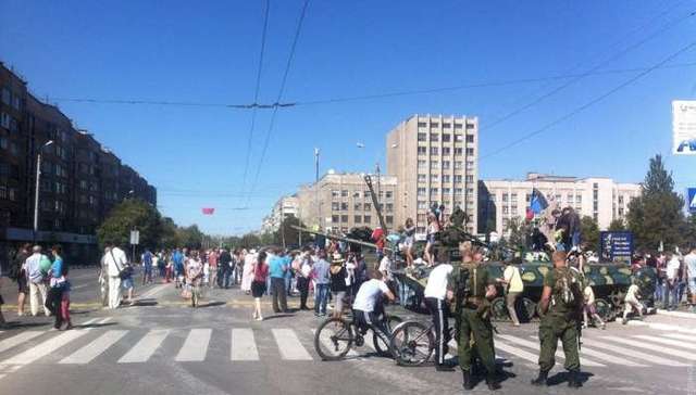 В центре Горловки боевики выставили «отведенную» военную технику