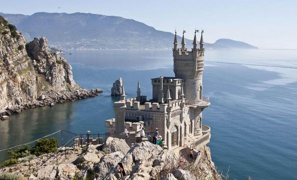 Ялты настроение у местного населения ужасное, крайне недовольны, цены бешенные