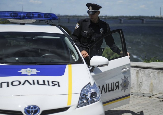 Во Львове водитель автомобиля устроила «гонки» с полицией, избив патрульную