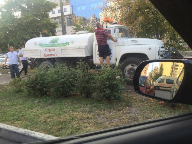 В Киеве появились поливалки имени Сергея Крымчака