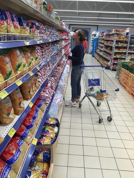 Королевскую "засекли" в магазине "АТБ" в дорогущей обуви: фотофакт