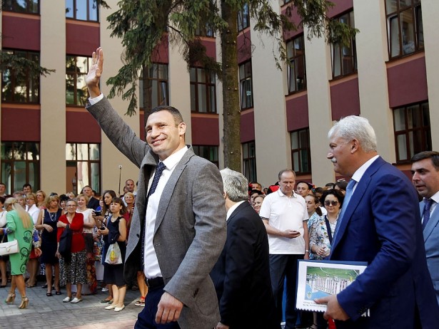 Кличко через депутатів Київради заохочує грошима потенційних виборців