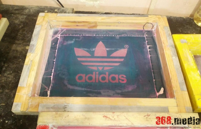 ВЬЕТНАМЦЫ-НЕЛЕГАЛЫ ШИЛИ ОДЕЖДУ В ПОДВАЛЕ КАФЕ В ЦЕНТРЕ ОДЕССЫ