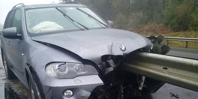 На трассе Киев-Чоп автомобиль проткнуло отбойником