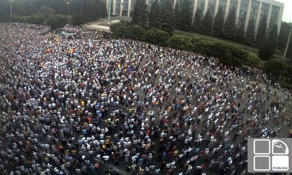 Майдан в Кишеневе: Есть первые пострадавшие. Люди устанавливают палатки