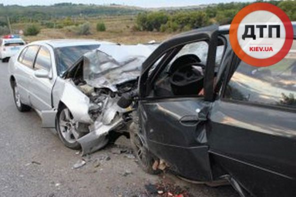 СМЕРТЕЛЬНОЕ ЛОБОВОЕ ДТП: LEXUS ВЫЛЕТЕЛ ВО ВСТРЕЧНЫЙ DACIA. ТРОЕ ПОГИБЛИ