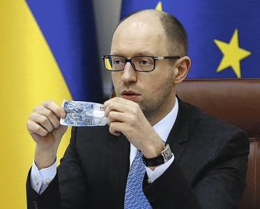 Как Арсений Яценюк обманул чиновников повышением зарплат