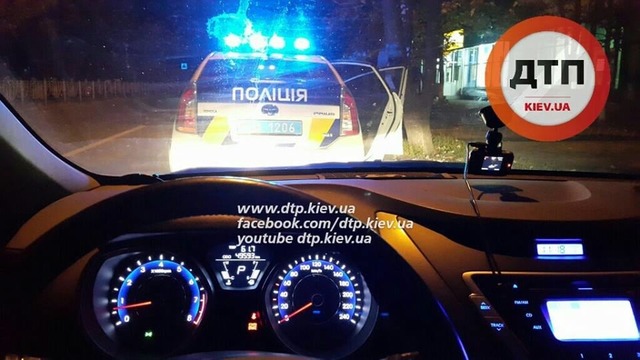 Драка, скандал и лицом об асфальт: патрульные в Киеве задержали курцов марихуаны