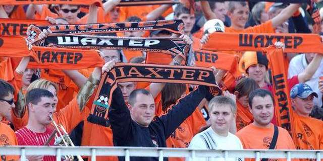 Донецькі ультрас демонстративно спалили прапор «ДНР»