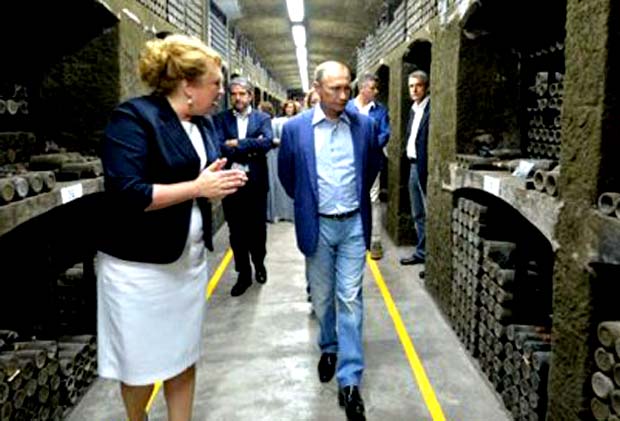 ВОРОВАННЫЕ ВИНА МАССАНДРЫ ПОШЛИ ПУТИНУ НЕ В ТО ГОРЛО…